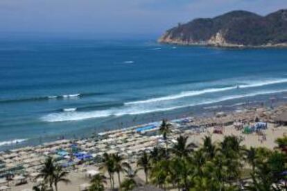Cientos de turistas disfrutan del clima de Acapulco en el pacifico mexicano en el pasado verano. EFE/archivo