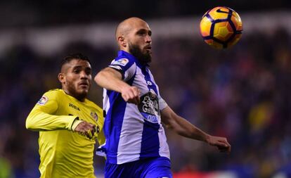 Laure y Jonathan Dos Santos disputan la pelota durante el partido de Riazor.