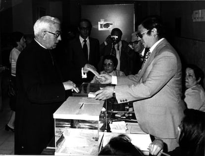 Vicente Enrique y Tarancón, arzobispo de Madrid-Alcalá, vota en las elecciones legislativas, el 15 de junio de 1977.