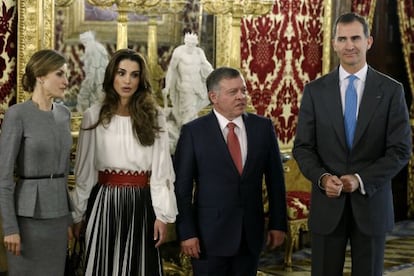 Los Reyes Felipe VI y Letizia junto al rey Abdalá II de Jordania y la reina Rania antes del almuerzo ofrecido en el Palacio Real de Madrid a expertos en Oriente Próximo.