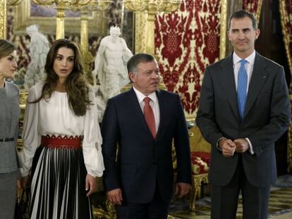 Los Reyes Felipe VI y Letizia junto al rey Abdalá II de Jordania y la reina Rania antes del almuerzo ofrecido en el Palacio Real de Madrid a expertos en Oriente Próximo.