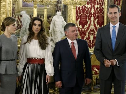 Los Reyes Felipe VI y Letizia junto al rey Abdalá II de Jordania y la reina Rania antes del almuerzo ofrecido en el Palacio Real de Madrid a expertos en Oriente Próximo.