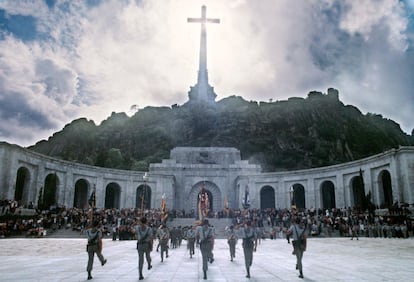 Llegada de los restos mortales de Franco al Valle de los Caídos para ser enterrado. En la foto, la Legión rinde honores frente a la basílica.