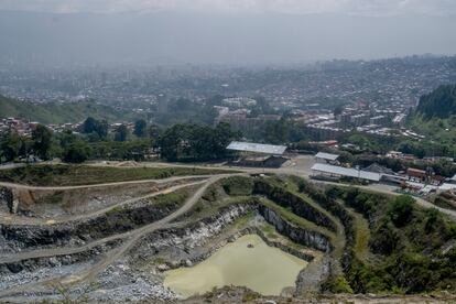 Vista de la Cantera el Cóndor en la comuna 13, donde se cree que hay cientos de cuerpos enterrados, en San Javier, Medellín