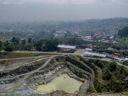 Vista de la Cantera el Cóndor en la comuna 13, donde se cree que hay cientos de cuerpos enterrados, en San Javier, Medellín