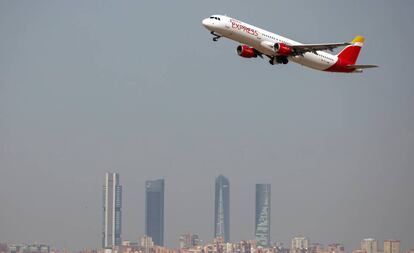 Un avión despega del aeropuerto de Madrid el pasado agosto.
