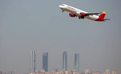 Un avión despega del aeropuerto de Madrid el pasado agosto.