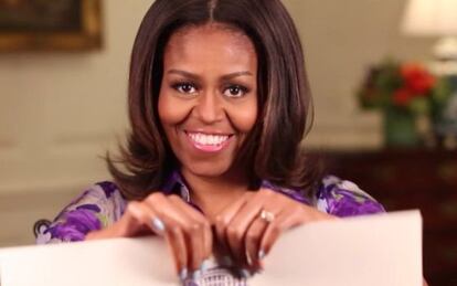 Michelle Obama rompiendo el cartel de la prohibición.