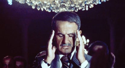 El presidente Hafez el Asad, en la Gran Mezquita de Damasco en 1977.