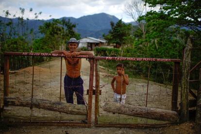 El joven Castro ha abierto la economía estatal de Cuba a la empresa privada en un intento de impulsar el crecimiento. Un aumento en el turismo en los últimos años fomentó ese incipiente sector privado. En la imagen, Javier Tamayo, de 55 años, posa junto a su nieto en su casa en Santo Domingo (Cuba).