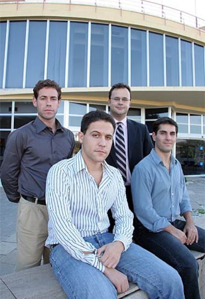 Ramón Muñoz (con traje, detrás) y el equipo de la empresa Decasat.