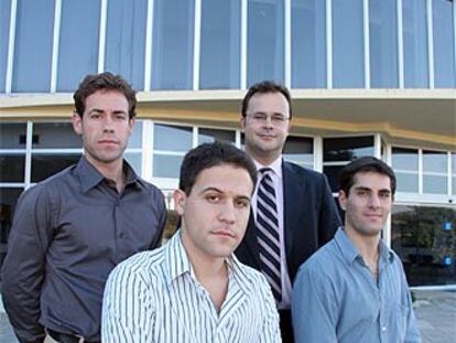 Ramón Muñoz (con traje, detrás) y el equipo de la empresa Decasat.