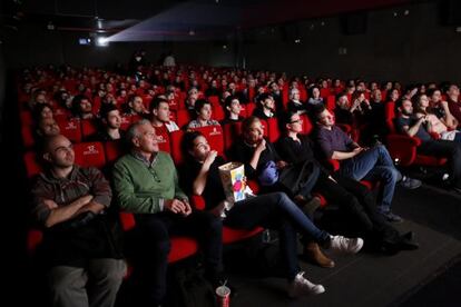 Viewers watch 'Ocho apellidos vascos' in Madrid's Cines Princesa theater, on the first day of the Fiesta del Cine event on Monday.