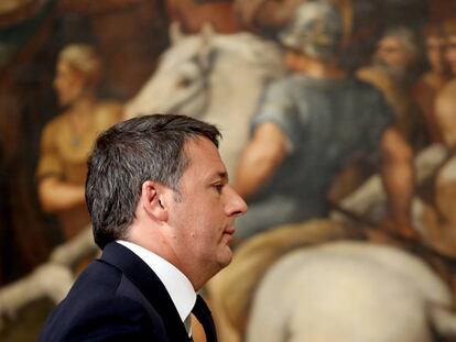 Renzi en el Palazzo Chigi después de conocer los resultados del referéndum.