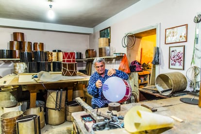 Damirgaya Mamedov, un conocido fabricante e intérprete de tambores tradicionales del Cáucaso, en su casa taller en la localidad de Derbent (Rusia), a orillas del mar Caspio. 