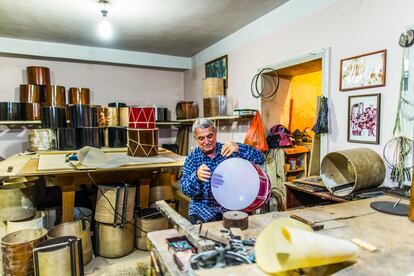 Damirgaya Mamedov, un conocido fabricante e intérprete de tambores tradicionales del Cáucaso, en su casa taller en la localidad de Derbent (Rusia), a orillas del mar Caspio. 