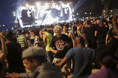 El público disfruta el primer concierto de los Rolling Stones en La Habana.