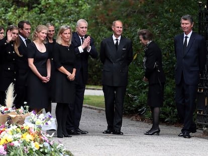 The members of the royal family who remained at Balmoral Castle in Scotland thanked the public for the tokens of affection that they’ve been leaving at the gates of the building. From left to right: Beatrice of York (Prince Andrew’s eldest daughter and Queen Elizabeth’s granddaughter); Lady Louise Windsor (Prince Edward’s daughter); Sophia of Wessex (Edward’s wife); Prince Andrew; Prince Edward, Princess Anne and her husband, Sir Timothy Laurence. 