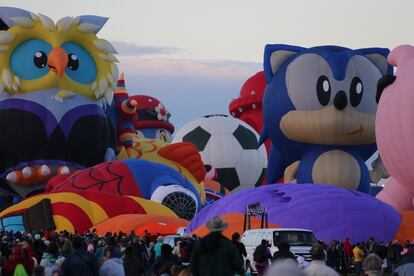 Entre los globos aerostáticos que participan en la exhibición de Albuquerque, en Nuevo México (EE UU), algunos lucen diseños festivos, con formas de personajes infantiles o de animales.