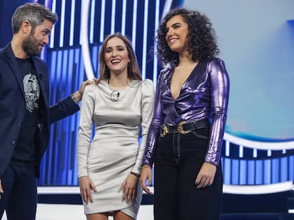 El presentador de 'OT', Roberto Leal, con las dos nominadas para abandonar la academia, Marilia (centro) y Marta, en la octava gala del programa.