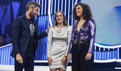 El presentador de 'OT', Roberto Leal, con las dos nominadas para abandonar la academia, Marilia (centro) y Marta, en la octava gala del programa.