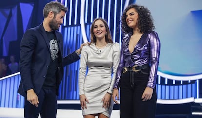 El presentador de 'OT', Roberto Leal, con las dos nominadas para abandonar la academia, Marilia (centro) y Marta, en la octava gala del programa.