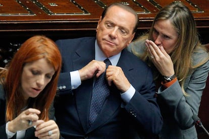 Silvio Berlusconi utiliza corbatas de lunares porque dice que le traen suerte.