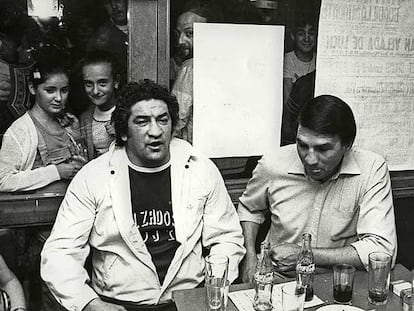 El grupo de teatro Animalario ha recuperado al boxeador José Manuel Ibar <i>Urtain </i>(a la izquierda), una figura que suscita más tristeza que nostalgia.
Foto: Raúl Cancio