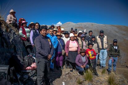 Familiares esperan a miembros del CICR y del Ministerio Público fuera de la cueva donde fueron hallados los restos.