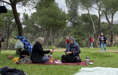 Dos afganas, durante la celebración del 'Nowruz' en la Casa de Campo de Madrid el 31 de marzo de 2022.