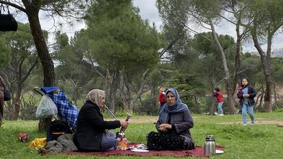 Dos afganas, durante la celebración del 'Nowruz' en la Casa de Campo de Madrid el 31 de marzo de 2022.