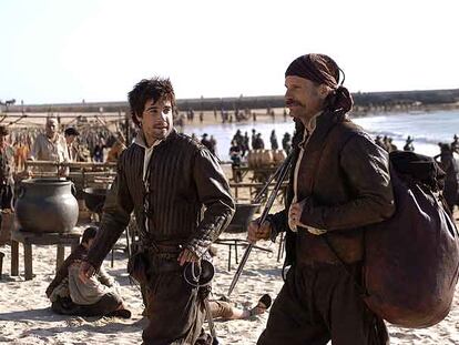Unax Ugalde (a la izquierda) y Viggo Mortensen, en un fotograma de <i>Alatriste,</i> de Agustín Díaz Yanes.