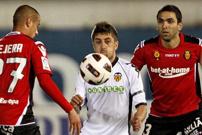 Pablo Hernández, entre Tejera y João Víctor.