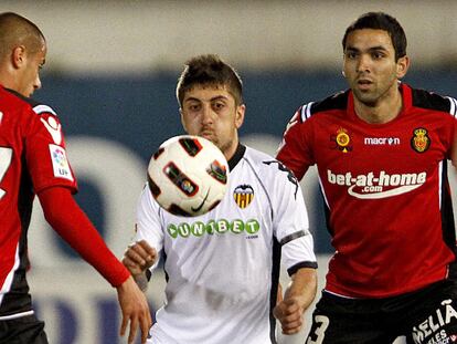 Pablo Hernández, entre Tejera y João Víctor.