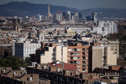 Edificios de vivienda en Barcelona, con las chimeneas de la antigua central trmica de Sant Adri, al fondo.