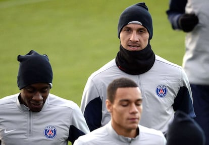 Zlatan Ibrahimovic calienta junto a sus compañeros en un entrenamiento.