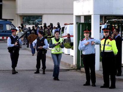 Un amplio despliegue policial se realizó alrededor de la cárcel barcelonesa de Quatre Camins en abril de 2004 por un motín.