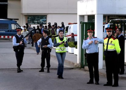 Un amplio despliegue policial se realizó alrededor de la cárcel barcelonesa de Quatre Camins en abril de 2004 por un motín.