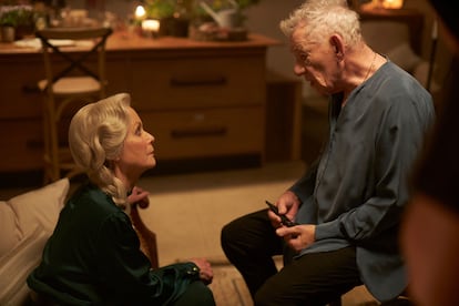 Ian McKellen y Jenny Seagrove, en otra imagen de la película.