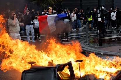 Un manifestante sostiene una bandera francesa en Lille.