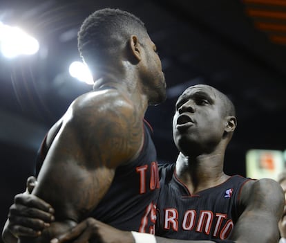 Mickael Pietrus intenta calmar a su compañero de equipo Amir Johnson al ser expulsado.