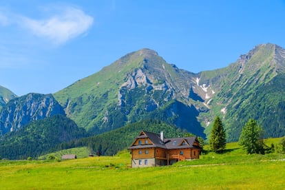 Visitar Zdiar es como trasladarse a los Alpes (sin salir de los Cárpatos). Este pequeño pueblo de montaña, ubicado en pleno Alto Tatras eslovaco, está repleto de casas rurales con encanto (como la de la foto), donde los dueños se encargan de que la estancia sea perfecta a base de buen trato y excelente comida nutritiva (sopas, mucha carne, guisos calóricos o quesos ahumados) para excursionistas en verano y esquiadores en invierno.