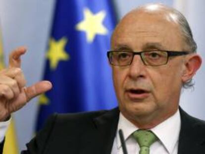 El ministro de Hacienda, Cristóbal Montoro, durante la rueda de prensa ofrecida tras la reunión del Consejo de Ministros, hoy en el Palacio de la Moncloa, en Madrid.