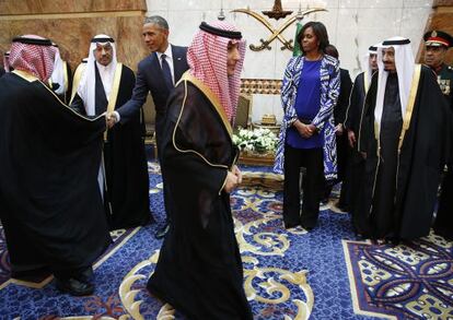 Los Obama, durante una recepci&oacute;n en Riad con la familia real saud&iacute;.