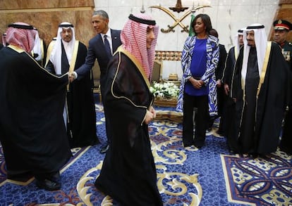 Los Obama, durante una recepción en Riad con la familia real saudí.