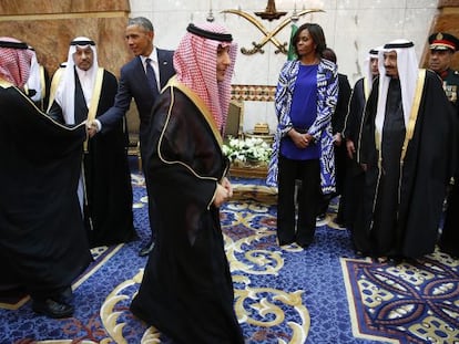 Los Obama, durante una recepci&oacute;n en Riad con la familia real saud&iacute;.