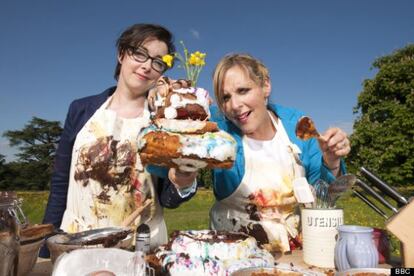 Dos de los participantes en 'The Great British Bake Off' muestran su obra.