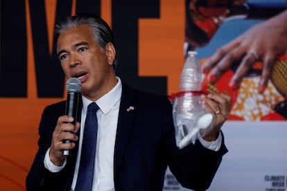 Rob Bonta, el fiscal general de California, durante una conferencia de prensa en la que anunció la demanda contra ExxonMobil.