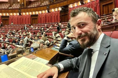 El diputado Emmanuele Pozzolo en el Parlamento italiano, en una foto de sus redes sociales.
