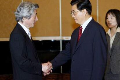 El primier ministro japonés, Junichiro Koizumi (izquierda), y el presidente chino, Hu Jintao, tras reunirse en Yakarta.